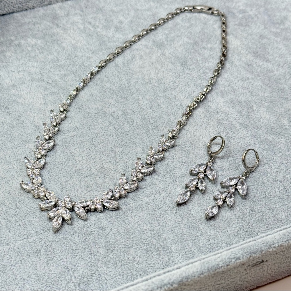 Elegant Silver Necklace and Earring Set